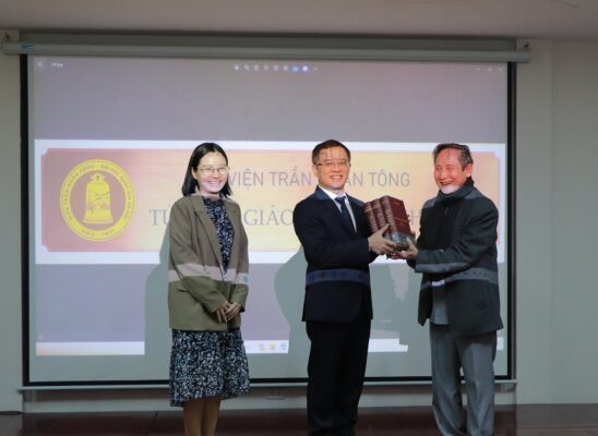 Lê Mạnh Thát đã trao tặng sách cho Viện Trần Nhân Tông